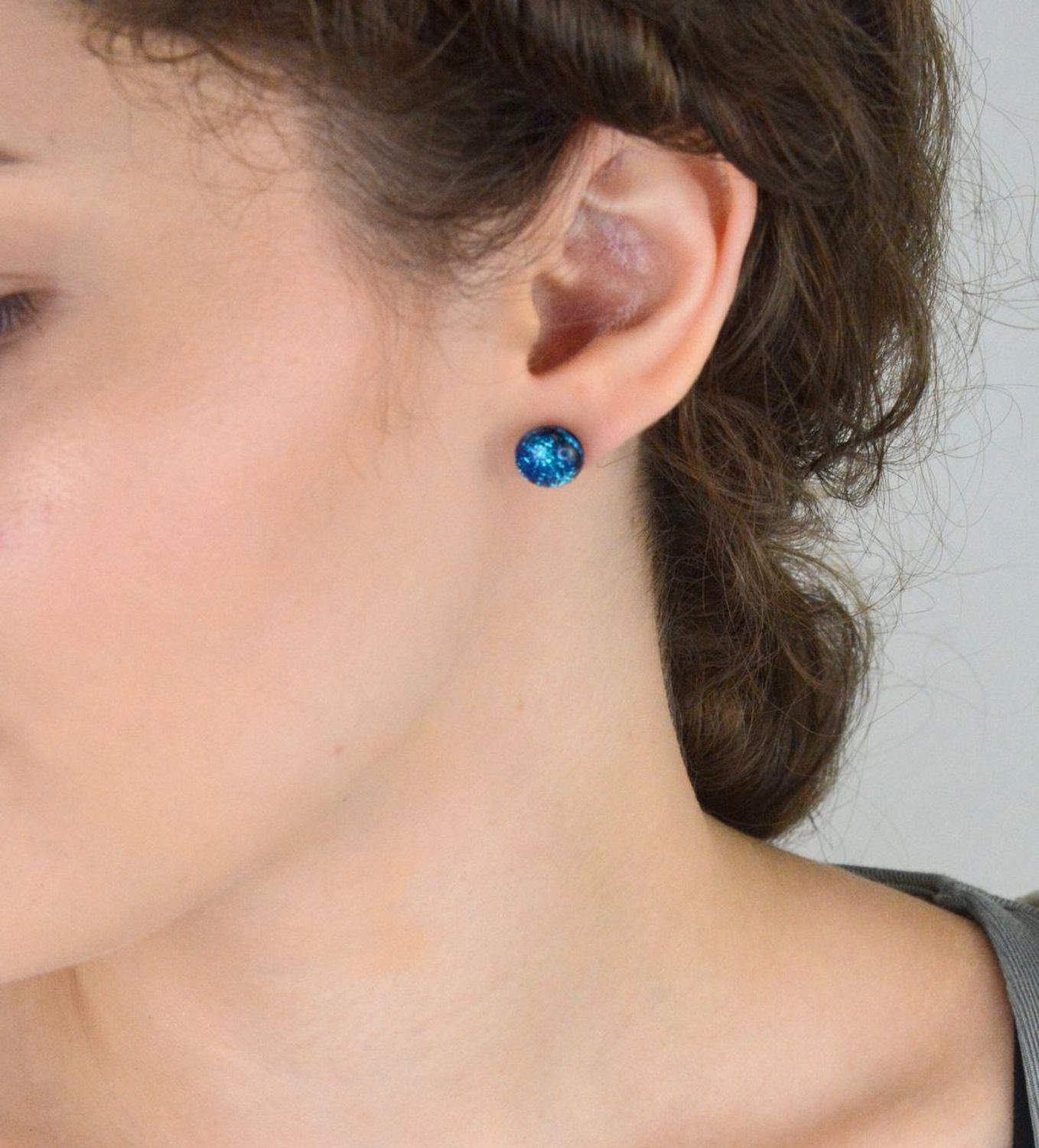 Kolczyki damskie srebrne 925 z turkusowym szkłem Murano – model Murano 58. Ręcznie robione, okrągłe, zapięcie na sztyft, waga 2,70 g, wielkość 1 cm. Eleganckie i artystyczne!1.jpg